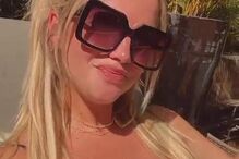 Júlia Palha  foi a banhos  na piscina  do hotel onde está hospedada                                      