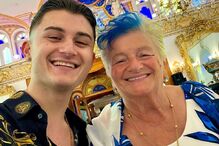 Jovem de 19 anos pede namorada de 76 em casamento