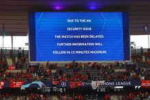 Ecrãs dentro do Stade de France avisaram para atrasos