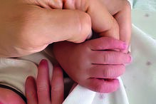 A atriz não revelou o nome nem o rosto da filha, mas mostrou alguns pormenores, como as mãos e os lábios