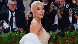 O que têm em comum Kim Kardashian, Marilyn Monroe e Demi Moore? Conheça os famosos que casaram antes dos 20