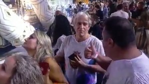 Jorge Jesus aproveita o Carnaval do Rio de Janeiro e é surpreendido por... águia