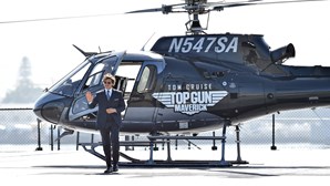 Tom Cruise chega de helicóptero à pré-estreia do filme Top Gun 2 