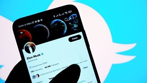 Elon Musk questiona publicação do CEO do Twitter sobre contas falsas e acaba a responder com um emoji provocador