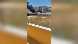 Camião incendeia-se em parque de estacionamento de hipermercado em Portimão
