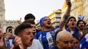 Adeptos do FC Porto em êxtase festejam conquista do campeonato na Avenida dos Aliados
