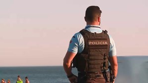 Jovem acaba esfaqueado ao tentar separar grupos rivais na praia de Santo Amaro de Oeiras