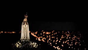 Uma noite de emoção e fé: Milhares de peregrinos enchem Santuário de Fátima para a Procissão das Velas