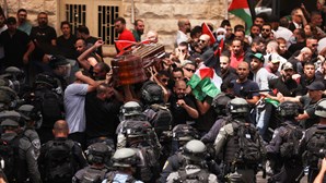 Polícia israelita agride participantes em funeral de jornalista palestiniana. Veja as imagens do momento