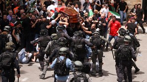 Polícia israelita agride participantes em funeral de jornalista palestiniana 