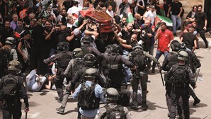 Violência no funeral de jornalista palestiniana assassinada na Cisjordânia