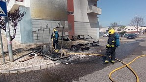 Dois carros totalmente destruídos pelas chamas em São Domingos de Rana