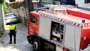Bombeiros tentam remover carro preso numa escadaria do Porto