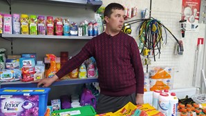 “É um inferno a família estar longe”: Ucraniano viu família partir após ataques a Makarov