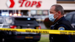 Sobe para 10 o número de vítimas mortais de tiroteio "em massa" num supermercado em Buffalo, Nova Iorque