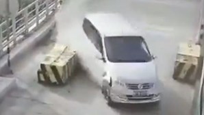 Dez pessoas morrem depois de uma carrinha cair ao rio na China
