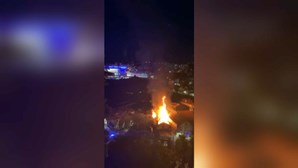 Fogo destrói duas habitações devolutas junto à ponte metálica em Vila Real