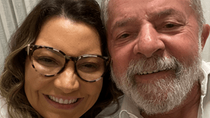 Namoro de Lula da Silva com Janja sobreviveu à cadeia e pode continuar no Palácio do Planalto. Lula casa-se com a terceira mulher esta quarta-feira