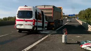 Colisão entre ambulância de transporte de doentes não urgentes e camião faz um ferido na CREL em Loures