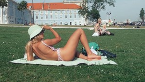 Kelly Bailey mostra-se em topless no centro de Lisboa