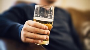 Beber cerveja pode ajudar a prevenir doenças cerebrais debilitantes e mortais