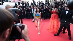 Mulher nua invade Festival de Cannes para protestar contra abusos sexuais na Ucrânia