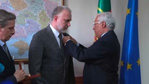 António Costa condecora funcionário da embaixada de Portugal na Ucrânia