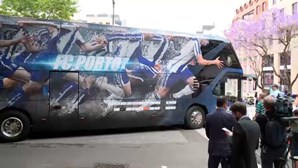 Plantel do FC Porto a caminho do Jamor para a final