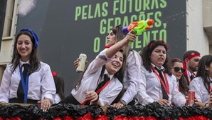 Festa, euforia e sátira: Cortejo da Queima das Fitas regressa às ruas de Coimbra após dois anos de pandemia. Veja as imagens