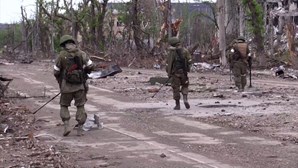 Forças russas iniciam operação de desminagem no perímetro da fábrica Azovstal