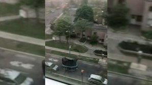 Trampolim voa por entre carros durante forte tempestade no Canadá