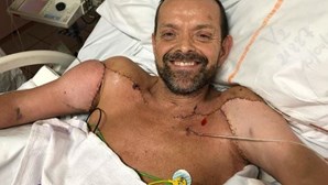 Homem abraça os netos pela primeira vez após receber transplante dos dois braços