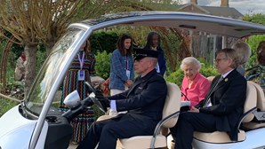 Rainha Isabel II usa buggy para visita depois de ausência relacionada com problemas de mobilidade