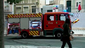 Incêndio destrói prédio em Lisboa. Há 16 pessoas desalojadas