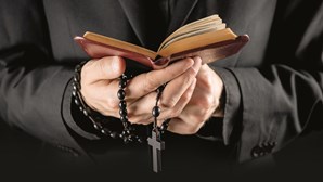 Comissão que investiga abusos sexuais na Igreja analisa ficheiros dos padres e cartas