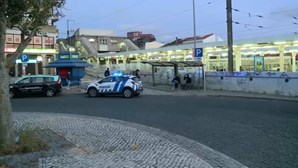 Dois jovens menores de idade baleados em guerra de gangs na estação de comboios de Queluz