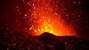 Explosão de lava do vulcão Etna ilumina os céus