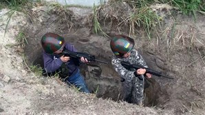 Crianças ucranianas brincam vestidas de militares
