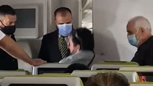 Homem amarrado em voo da TAP para o Brasil depois de ser apanhado a fumar no WC. Veja as imagens