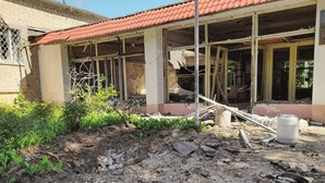 "O maior problema é a ferida nos corações": Professor mostra ao CM escola destruída em Kharkiv
