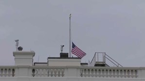 Biden ordena bandeiras a meia haste nos EUA por massacre de 18 crianças em escola no Texas