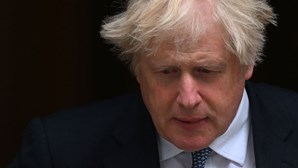 Boris Johnson invoca guerra e crise económica para evitar demissão devido ao escândalo das festas