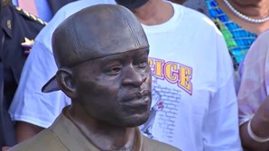George Floyd homenageado com estátua no segundo aniversário da morte