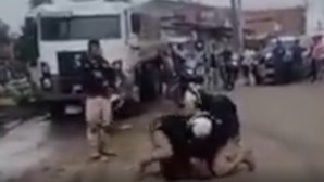 Vídeo mostra momento em que homem é agredido pela polícia brasileira e fechado em carro onde morreu asfixiado