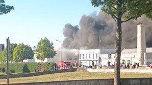Vídeo mostra grande aparato de bombeiros junto a fogo em fábrica em São João Madeira 