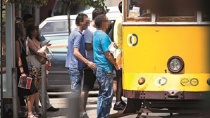 ‘Reis dos elétricos’ detidos em Lisboa com carteira furtada