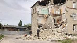 Russos deixam destruição em Pyatihatki: “A guerra tirou-me a casa, o emprego e o genro"