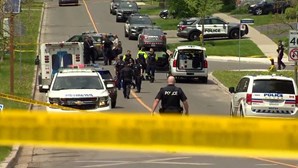Polícia do Canadá abate a tiro homem suspeito visto a passar perto de escolas com armas de fogo