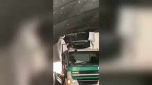 Camião fica preso em túnel após embater contra viaduto no Porto. Veja o momento