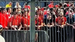 Adeptos do Liverpool sobem gradeamentos, forçam entrada e obrigam polícia a intervir. Veja as imagens